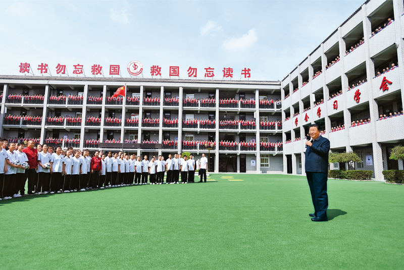 2021年9月13日至14日，中共中央总书记、国家主席、中央军委主席习近平在陕西省榆林市考察。这是14日上午，习近平在绥德实验中学考察时，同师生亲切交流。 新华社记者 谢环驰/摄